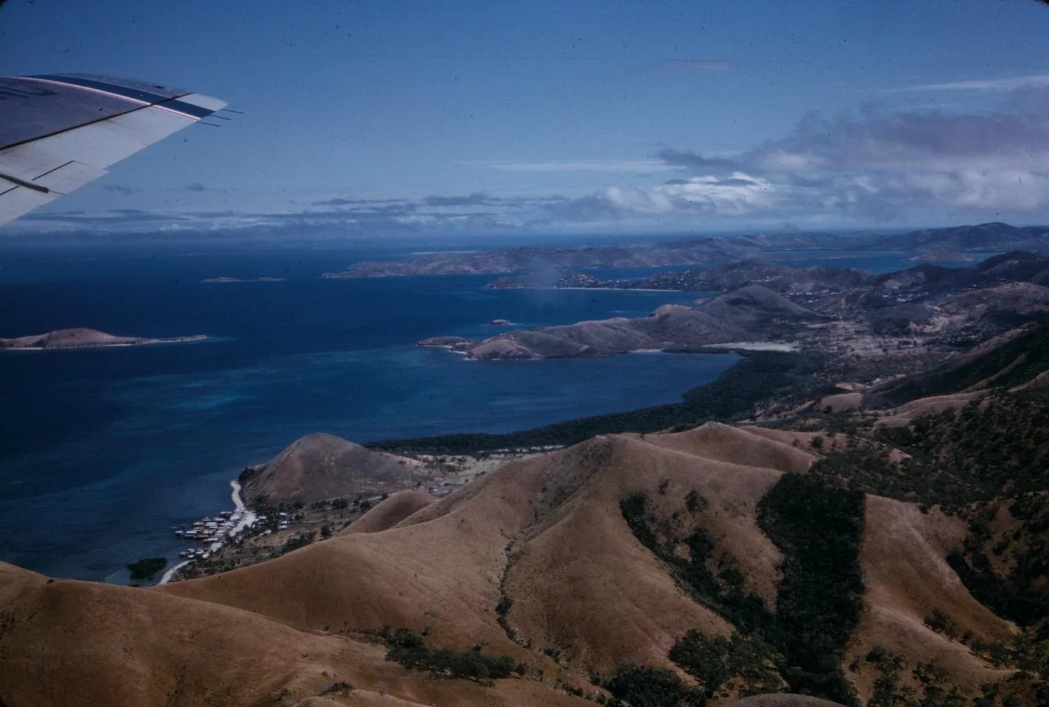 Vue aérienne depuis un avion de la côte de Port Moresby en Papouasie-Nouvelle-Guinée
