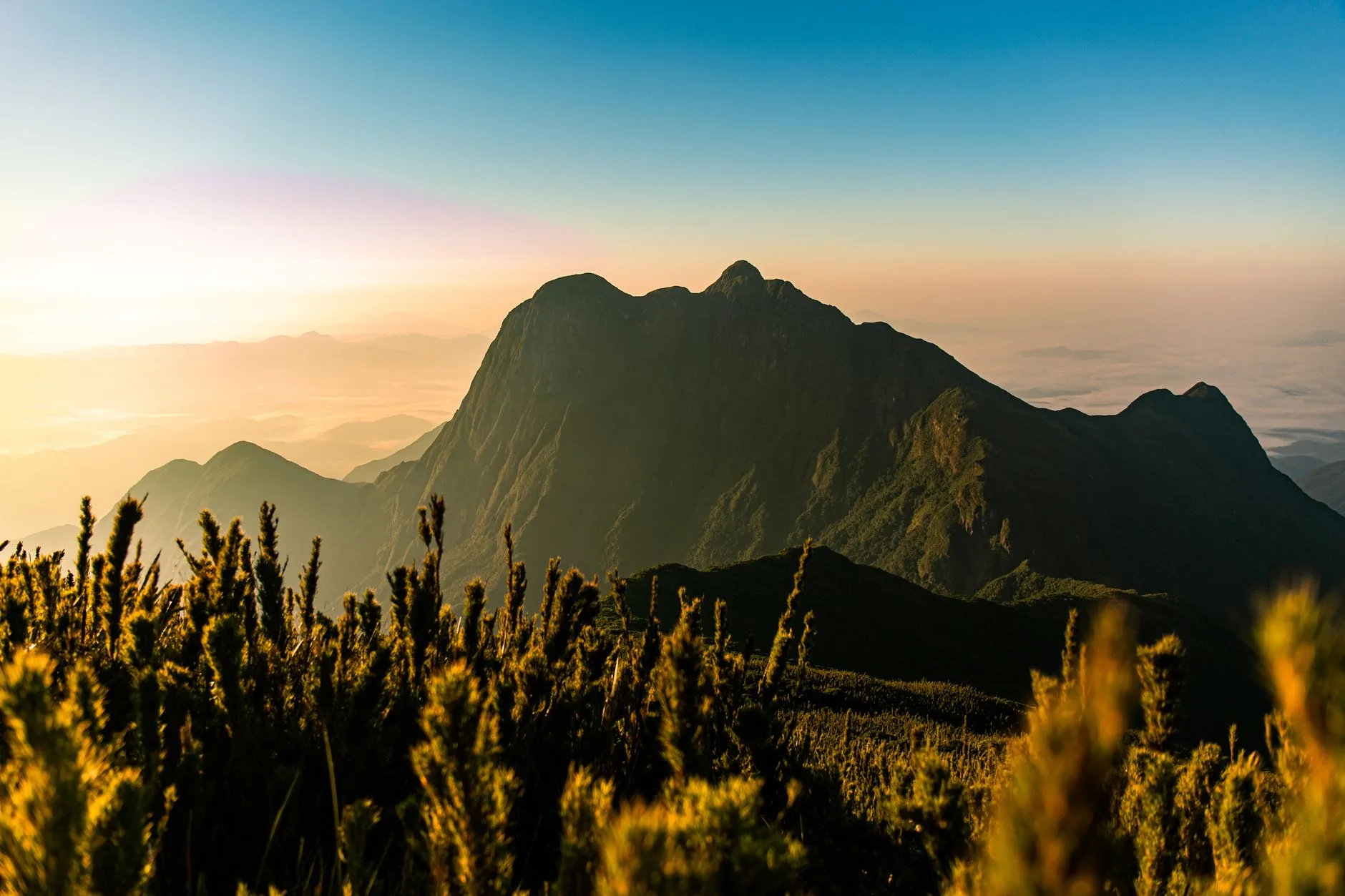 Sommet rocheux du mont Wilhelm au lever du soleil, plus haute montagne de Papouasie-Nouvelle-Guinée