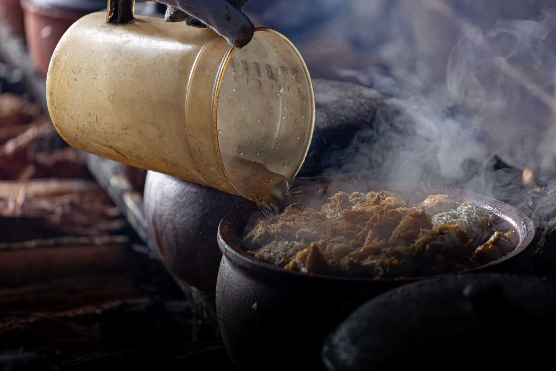 Cuisson traditionnelle à la vapeur dans des pots en terre, illustration de la cuisson à l'étouffée du mumu