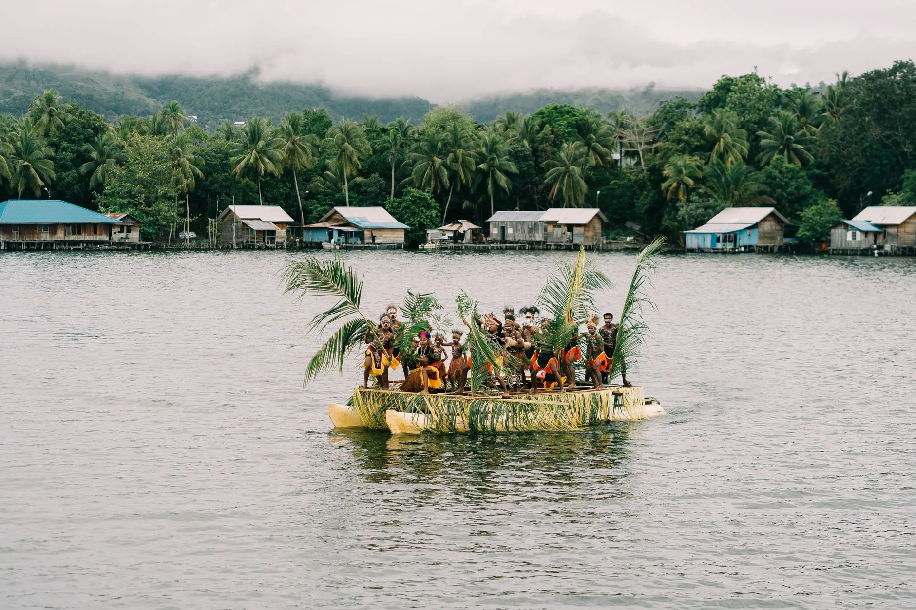 Pirogue à moteur sur le fleuve Sepik bordé de végétation, Papouasie-Nouvelle-Guinée